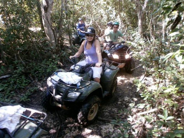 conduciendo un atv